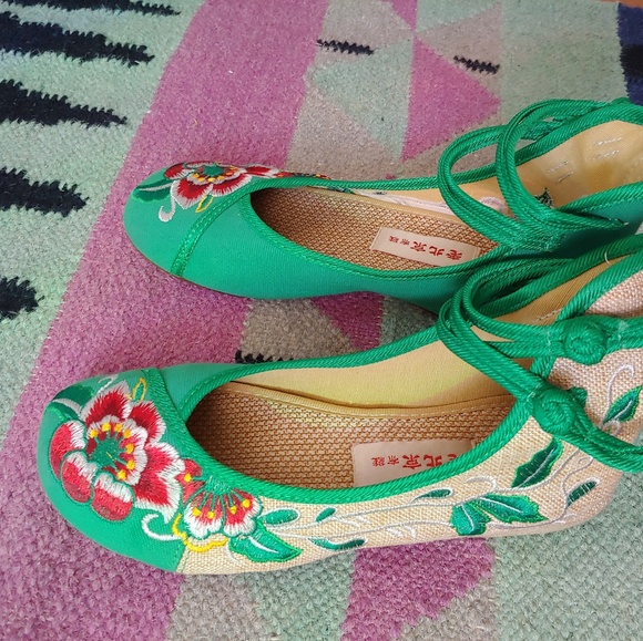 Cute Green Embroidered Sandals - Picture 5 of 7